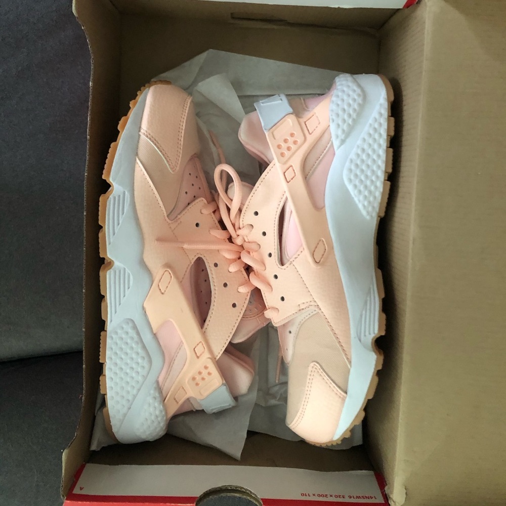 Nike Women’s Air Huarache Size 7.5 Sunset Tint